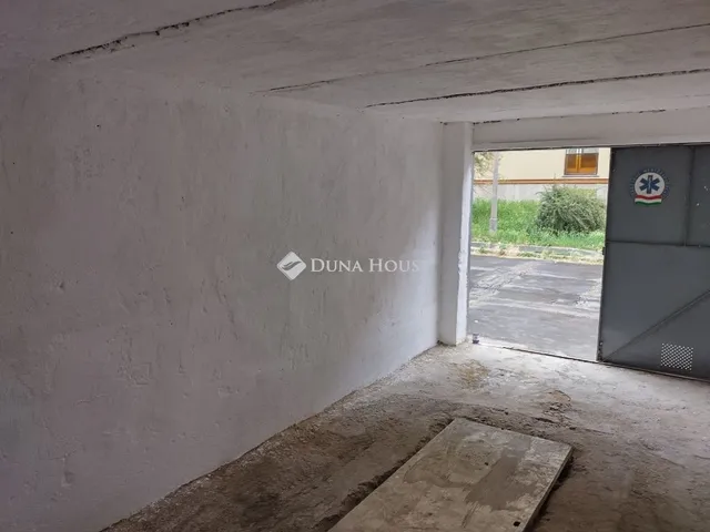 Eladó garázs Pécs, Uránváros 14 nm