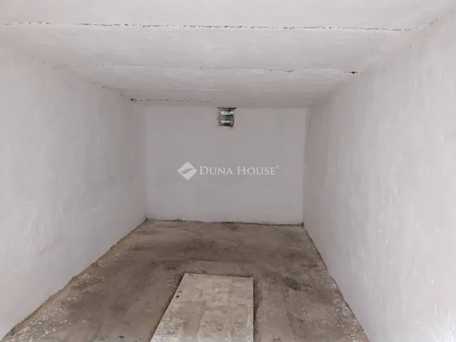 Eladó garázs Pécs, Uránváros 14 nm
