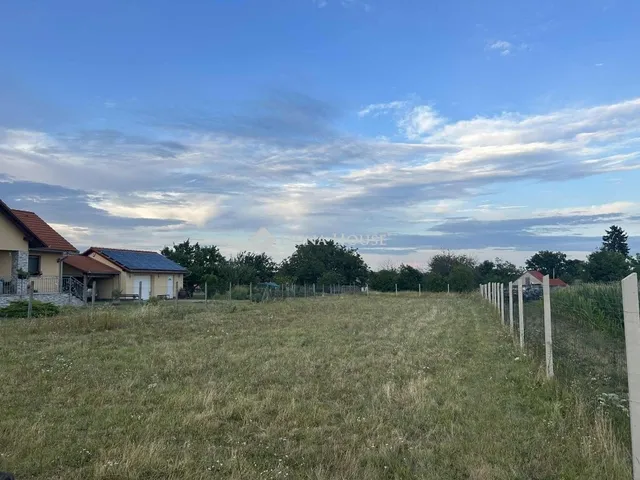 Eladó telek Nagykozár 1071 nm