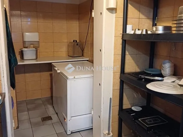Kiadó kereskedelmi és ipari ingatlan Pécs 132 nm