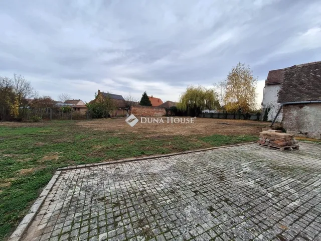 Eladó telek Villány 1911 nm