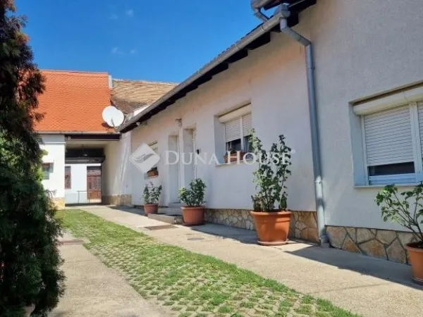 Eladó ház Pécs 330 nm