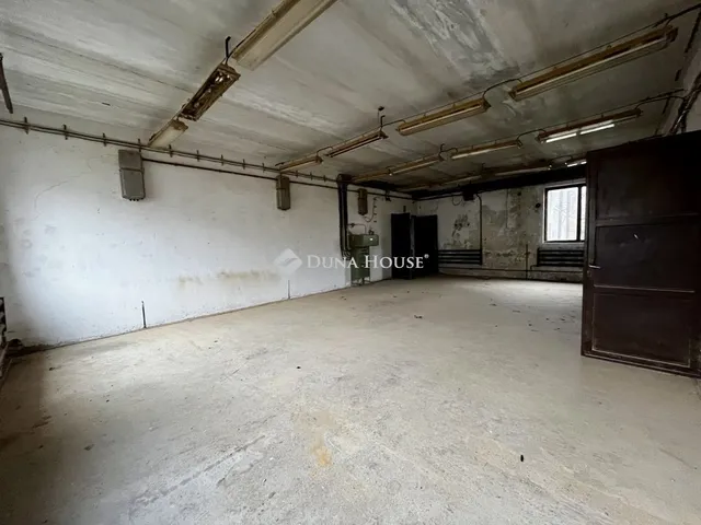 Eladó kereskedelmi és ipari ingatlan Ófalu 371 nm