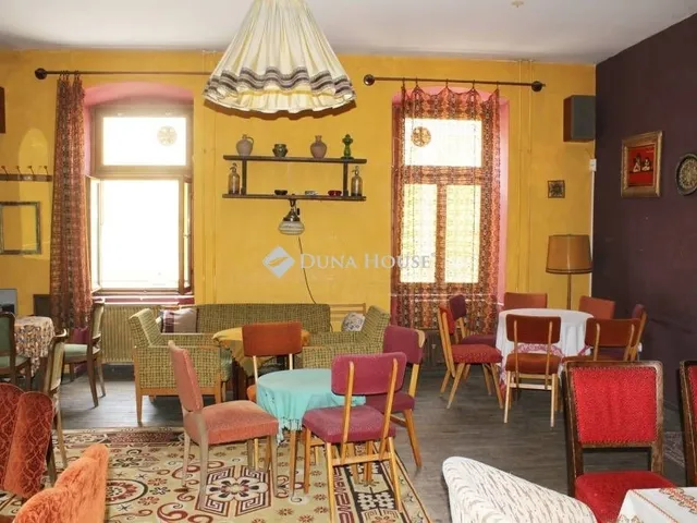 Eladó kereskedelmi és ipari ingatlan Pécs, Belváros 290 nm