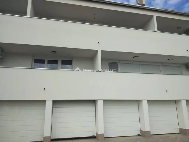 Kiadó garázs Pécs, Egyetemváros 14 nm