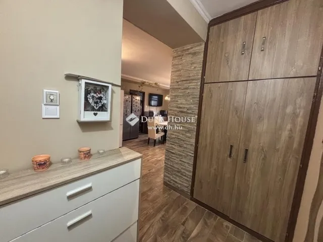 Eladó lakás Komló 61 nm