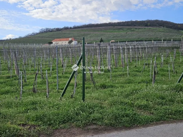 Eladó telek Pécs 2070 nm