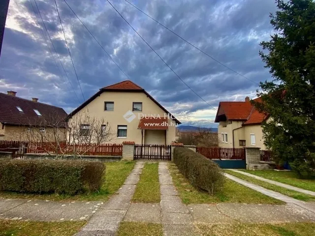 Eladó ház Kozármisleny 240 nm