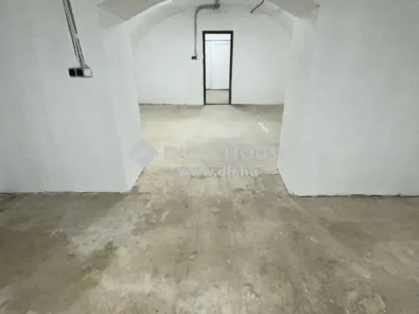 Eladó kereskedelmi és ipari ingatlan Pécs, Belváros 216 nm