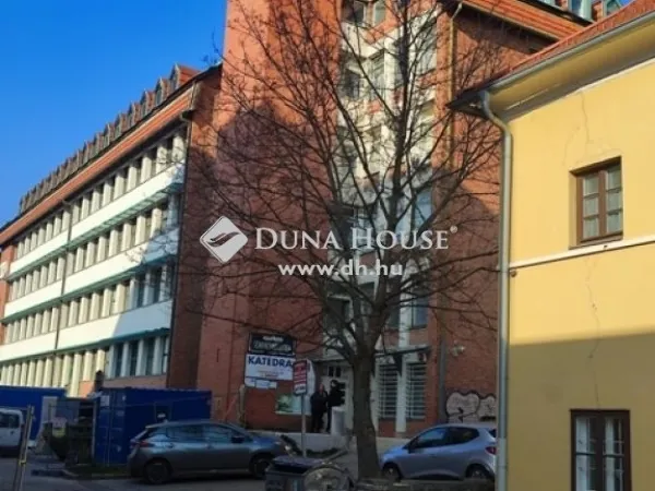 Eladó kereskedelmi és ipari ingatlan Pécs, Belváros 61 nm