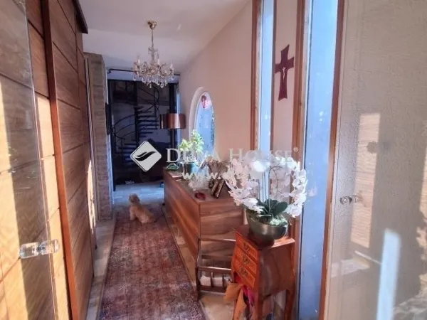 Eladó ház Pécs, Mecsekoldal 228 nm