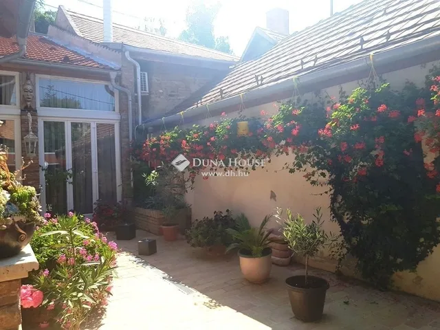 Eladó ház Pécs, Mecsekoldal 228 nm