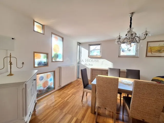 Eladó ház Pécs, Mecsekoldal 228 nm