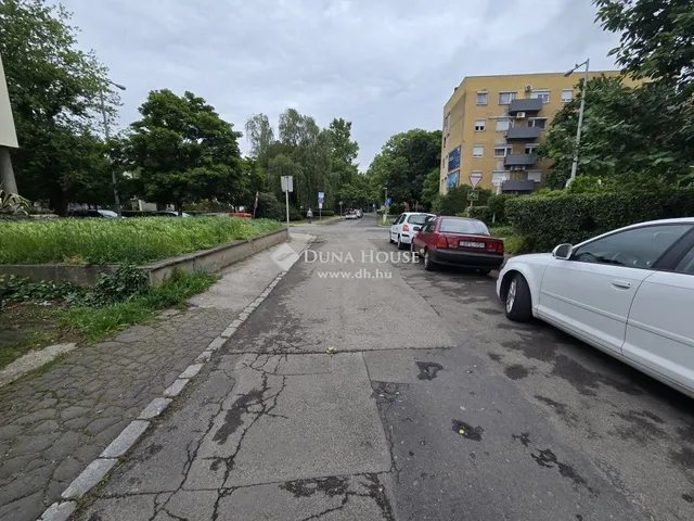 Kiadó garázs Pécs 15 nm