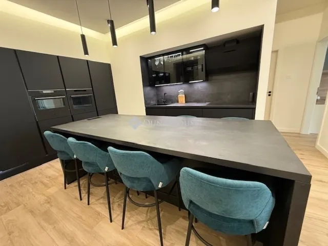 Eladó lakás Pécs, Szkókó 93 nm