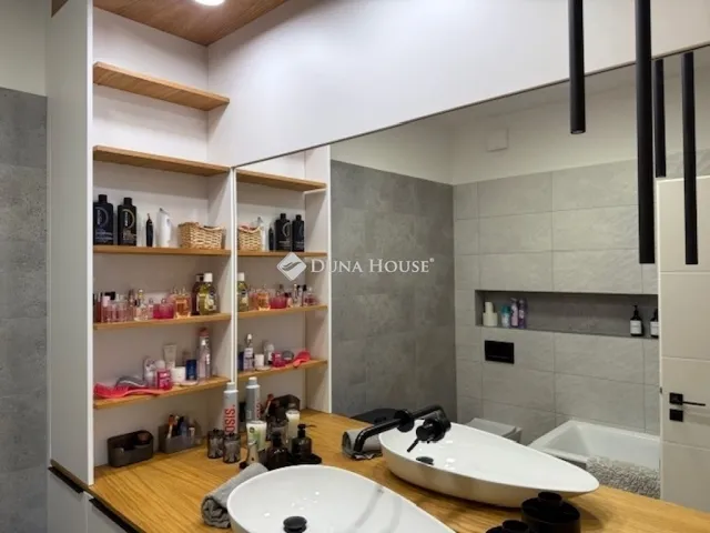 Eladó lakás Pécs, Szkókó 93 nm