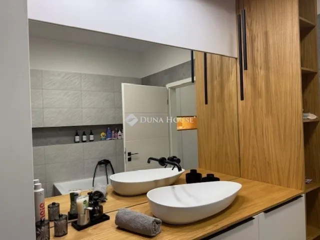 Eladó lakás Pécs, Szkókó 93 nm