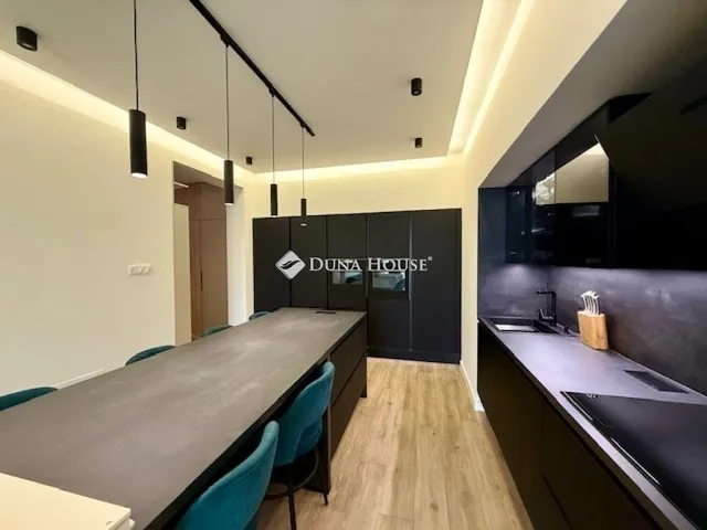 Eladó lakás Pécs, Szkókó 93 nm