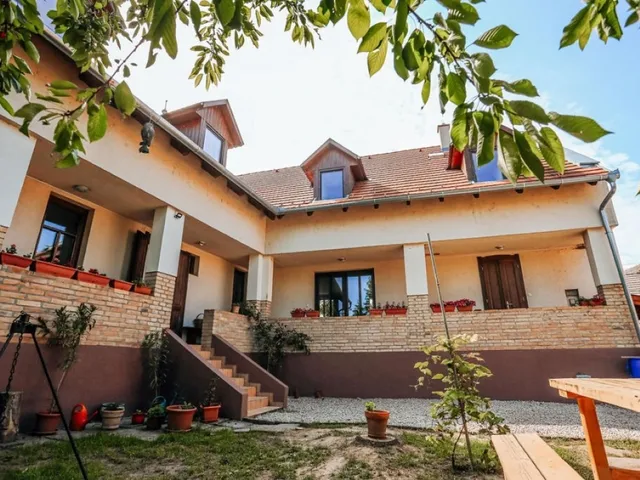 Eladó ház Alsónyék 326 nm