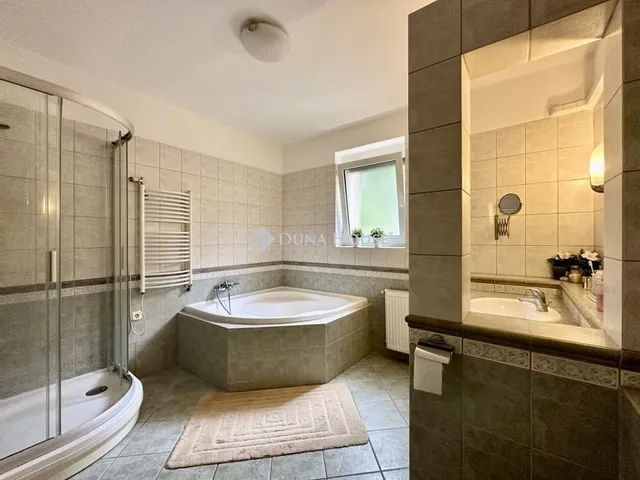 Eladó ház Pécs, Makár 300 nm