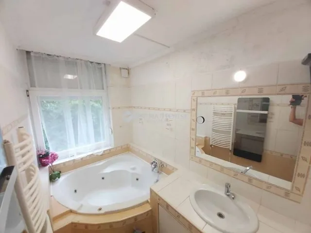 Eladó ház Pécs, Bálics 180 nm