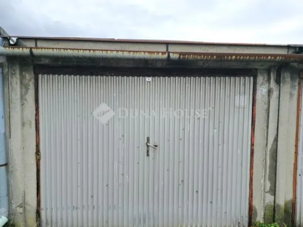 Eladó garázs Pécs, Kertváros 15 nm