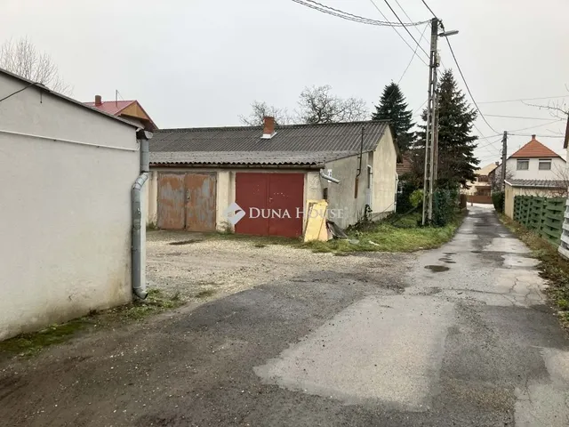Eladó garázs Pécs, Uránváros 18 nm