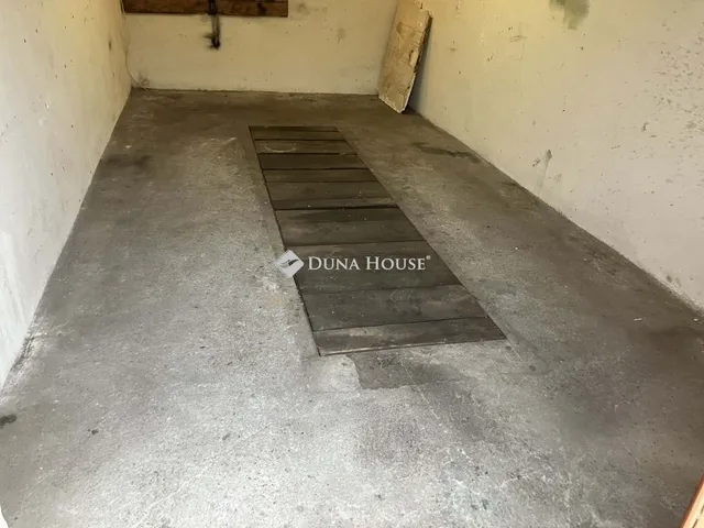 Eladó garázs Pécs, Uránváros 18 nm