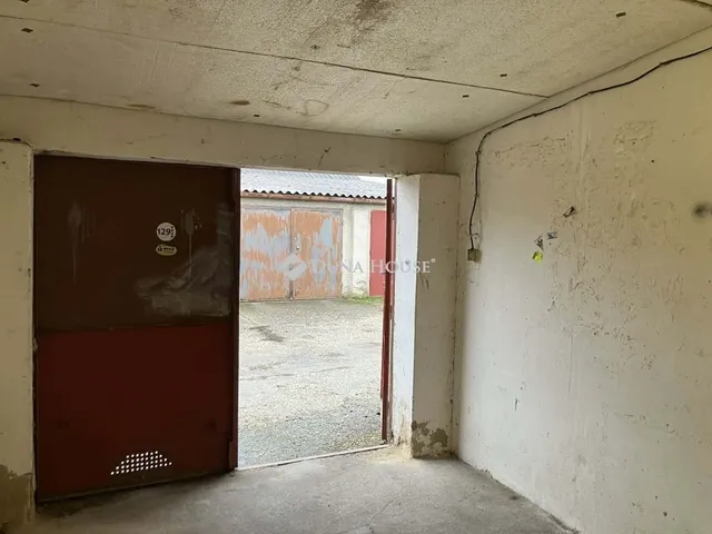 Eladó garázs Pécs, Uránváros 18 nm