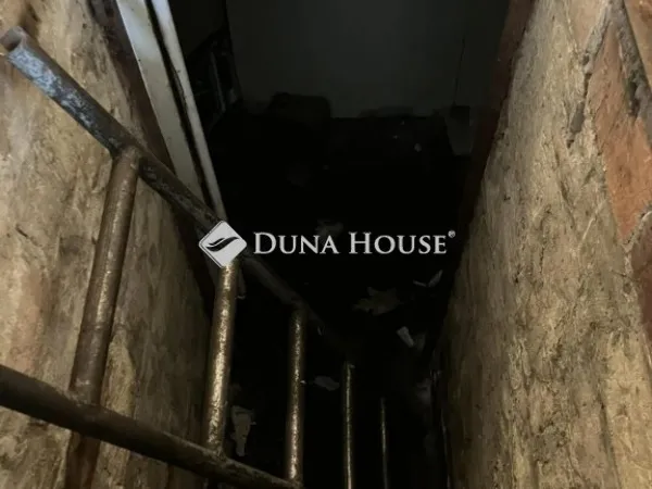 Eladó garázs Pécs, Uránváros 18 nm