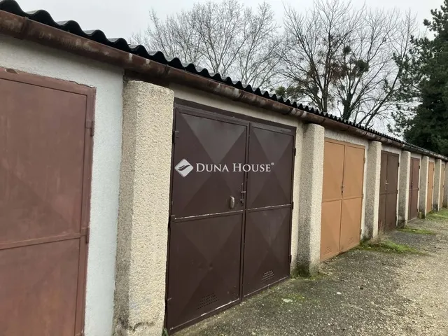 Eladó garázs Pécs, Uránváros 18 nm