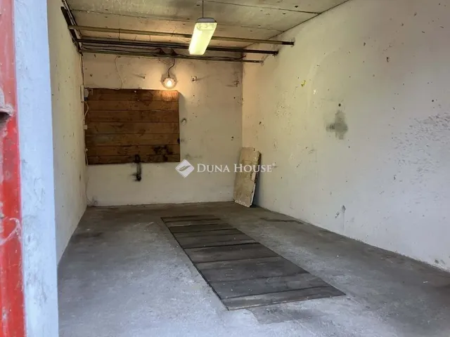 Eladó garázs Pécs 18 nm