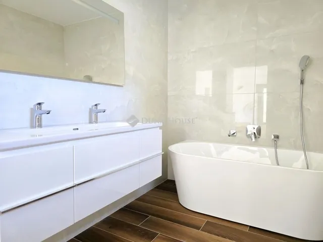 Eladó lakás Pécs, Mecsekoldal 152 nm