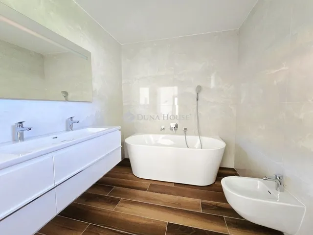 Eladó lakás Pécs, Mecsekoldal 152 nm