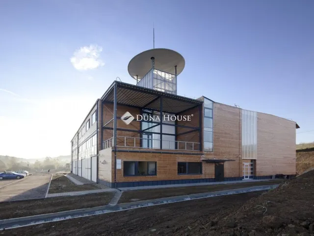 Eladó kereskedelmi és ipari ingatlan Komló 2515 nm