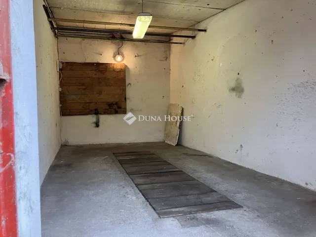 Kiadó garázs Pécs, Uránváros 18 nm
