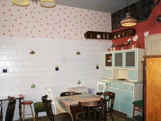 Eladó kereskedelmi és ipari ingatlan Pécs, Belváros 290 nm