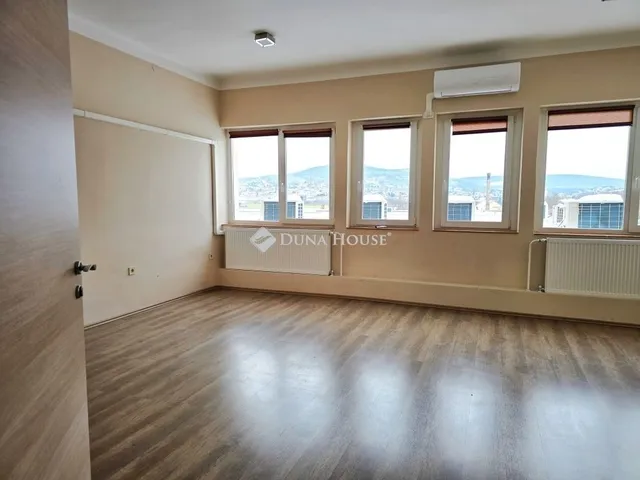 Eladó kereskedelmi és ipari ingatlan Pécs, Gyárváros 1650 nm