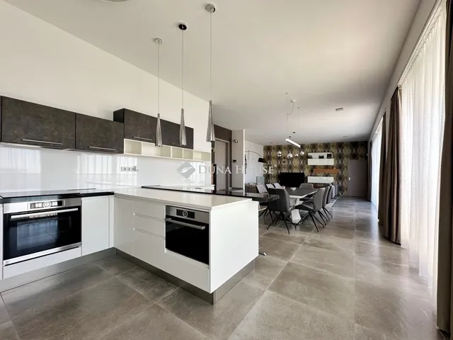 Eladó ház Pécs, Szkókó 223 nm