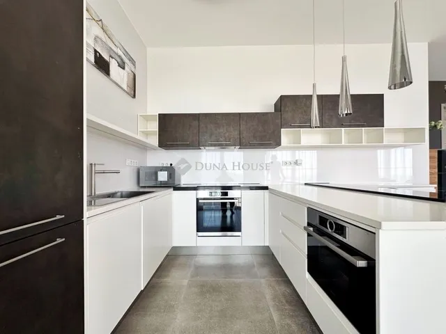 Eladó ház Pécs, Szkókó 223 nm