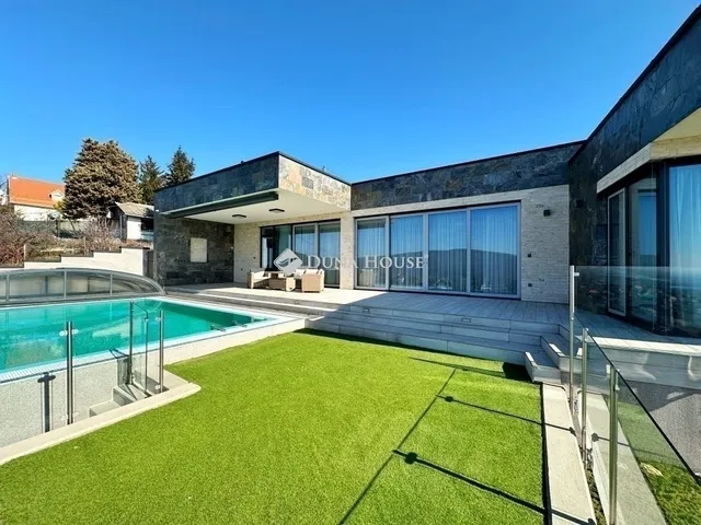 Eladó ház Pécs, Szkókó 223 nm