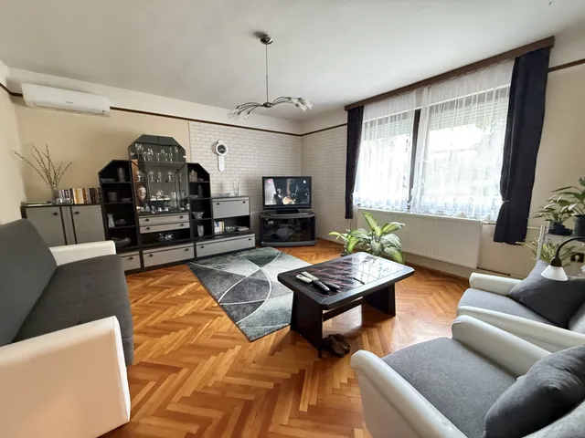 Eladó ház Pécs, Rigóder 239 nm