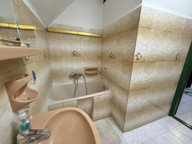 Eladó ház Pécs, Rigóder 239 nm