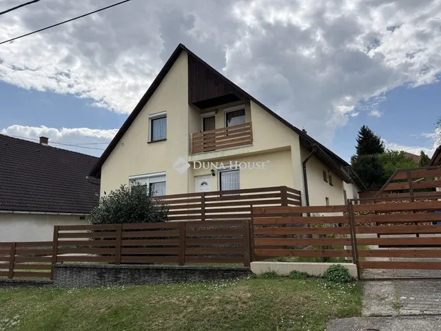 Eladó ház Pécs, Diós 239 nm