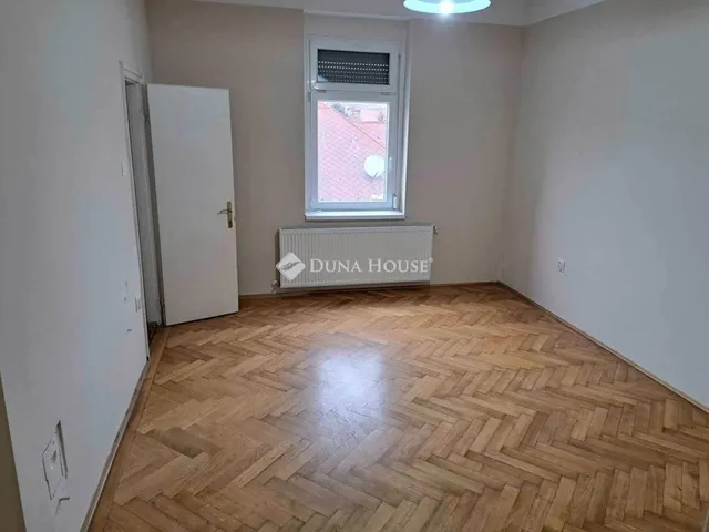 Kiadó lakás Pécs, Belváros 118 nm