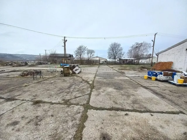 Kiadó kereskedelmi és ipari ingatlan Pécs, Nagyárpád 1500 nm