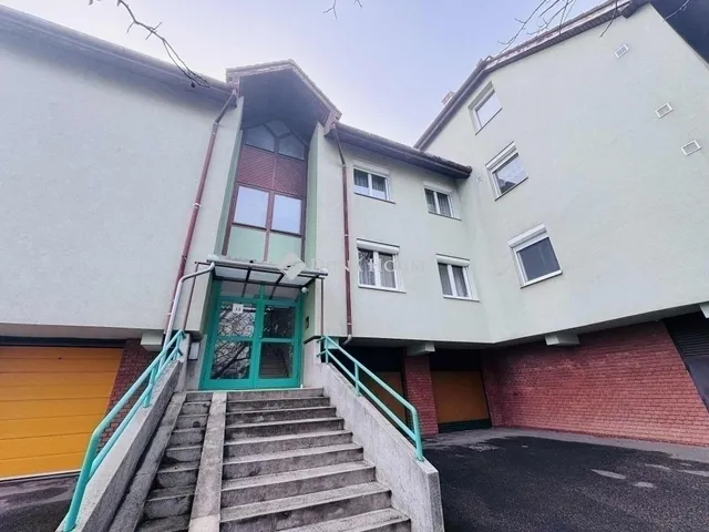 Eladó lakás Pécs, Kertváros 74 nm
