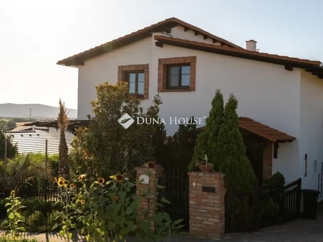 Eladó ház Romonya 230 nm