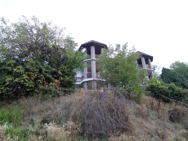 Eladó ház Komló 294 nm