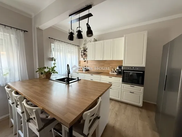 Eladó lakás Pécs, Egyetemváros 101 nm